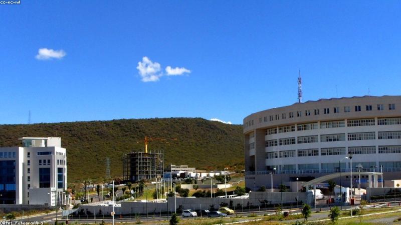 黄果短剧app竖屏短剧播放界面，一滑就入戏